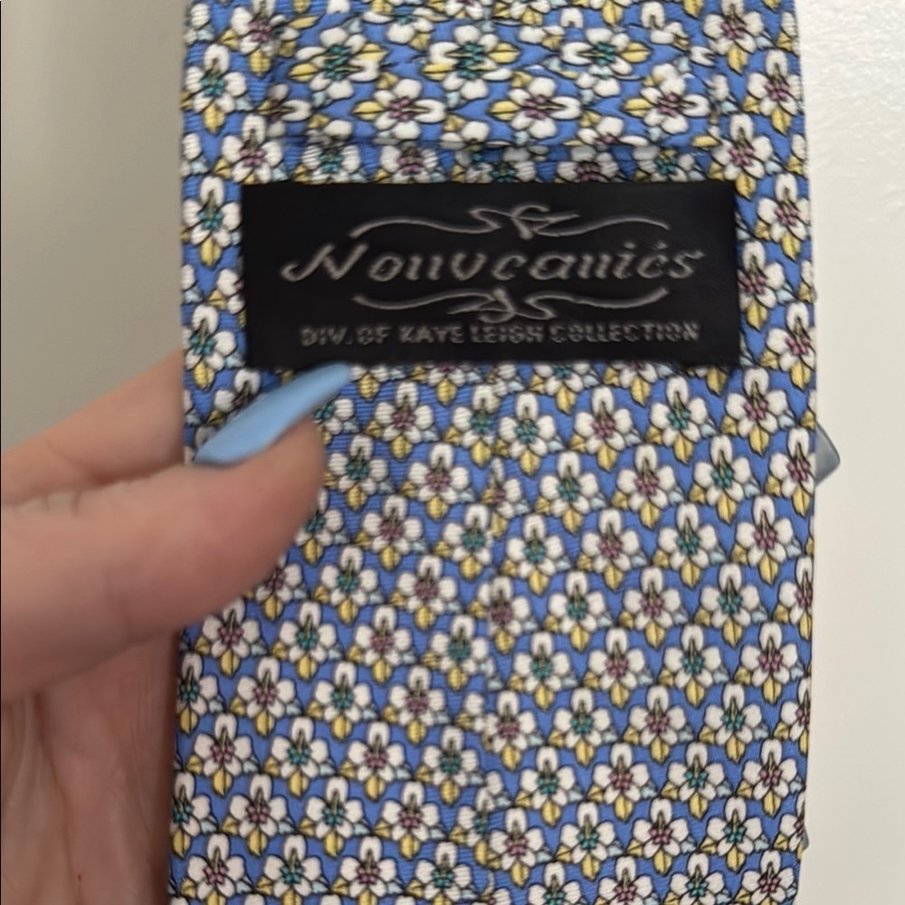 Elegant Blue and White Silk Geometric Tie - Picture 2 of 8